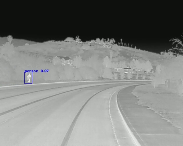 Imagen térmica de un peatón en el lateral de la carretera