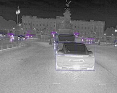 Imagen térmica de peatones y automóviles